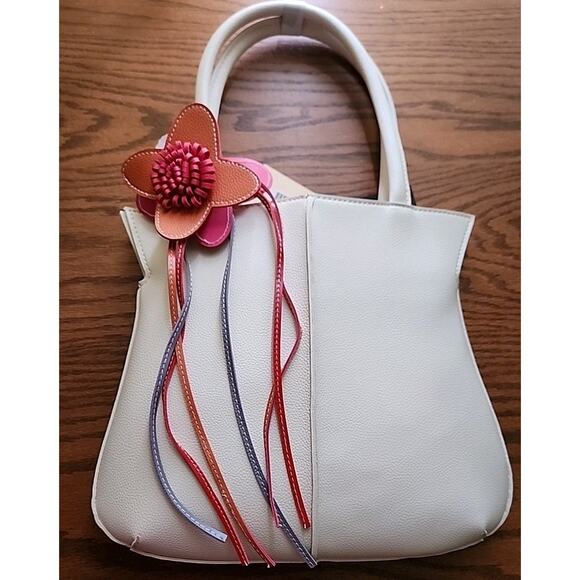 NWT Mellow World White Pebbled Vegan Leather Hand Bag With Flower Purse Charm - Picture 1 of 4